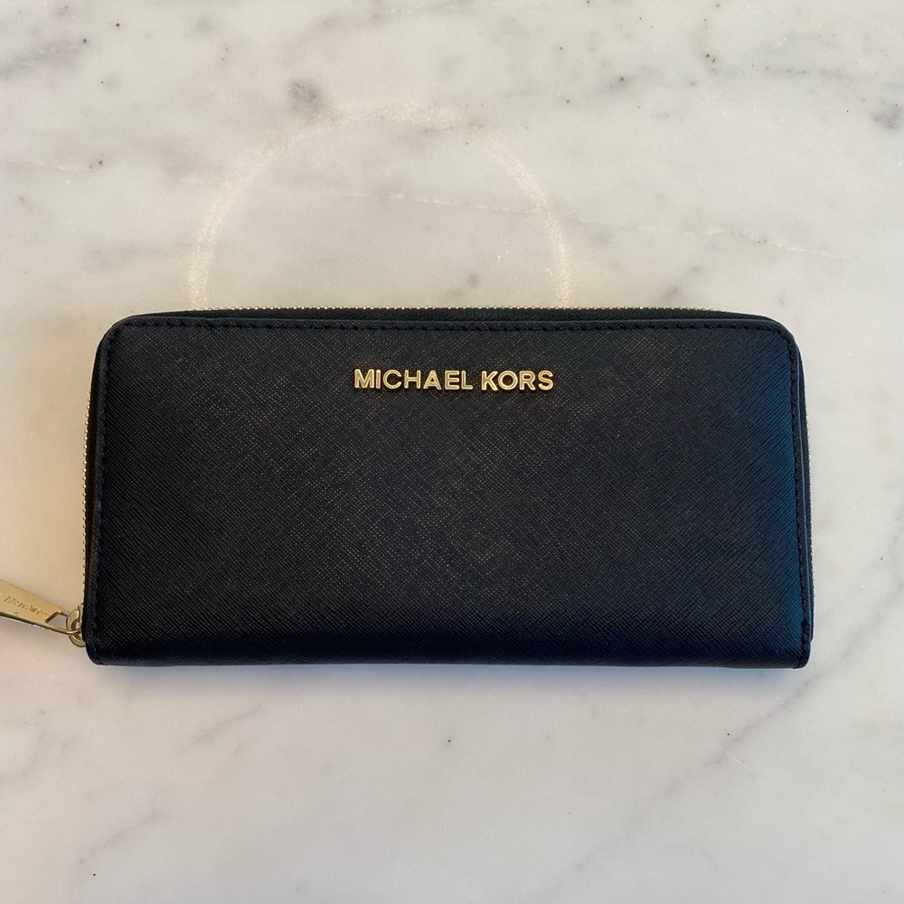 Michael Kors Zip around wallet